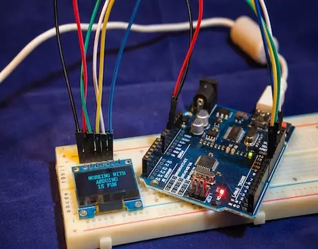 Elektronische Platine mit mehreren verbundenen Kabeln und Bauteilen